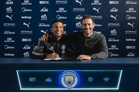 سافينيو يجدد عقده مع مانشستر سيتي حتى 2031